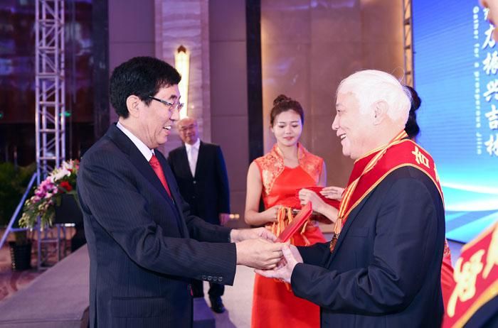 1、第二届全球吉商大会上，省委书记巴音朝鲁为获得“吉商凸起贡献人物”奖的曹和平董事长颁奖.jpg